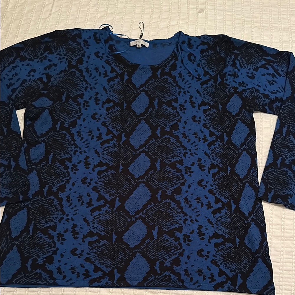 Blue and Black Crew Neck Sweater with Snakeskin Pattern